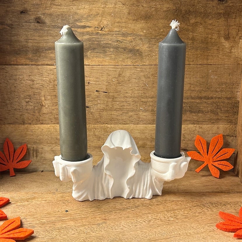 Kerzenhalter aus Gießkeramik in Form eines verhüllten Geistes mit Kapuze und zwei Halterungen für Stabkerzen