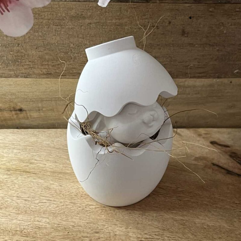 Keramikkunst aus Gießkeramik, handgefertigt in Solingen (Art.TSK-0088-TRAUM-STUECK-SOLINGEN-SCHMUNZELHASE-IN-EIERSCHALE-SET-DEKO)