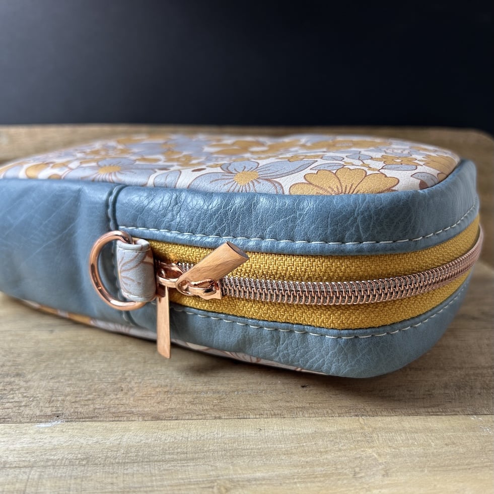 Keramikkunst aus Gießkeramik, handgefertigt in Solingen (Art.TSL-0021-KLEINE-CROSSBODY-BAG-HELBLAU-BLUMENMUSTER-1)