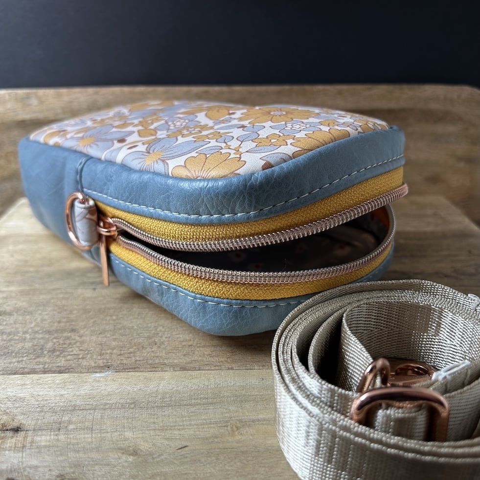 Keramikkunst aus Gießkeramik, handgefertigt in Solingen (Art.TSL-0021-KLEINE-CROSSBODY-BAG-HELBLAU-BLUMENMUSTER-2)