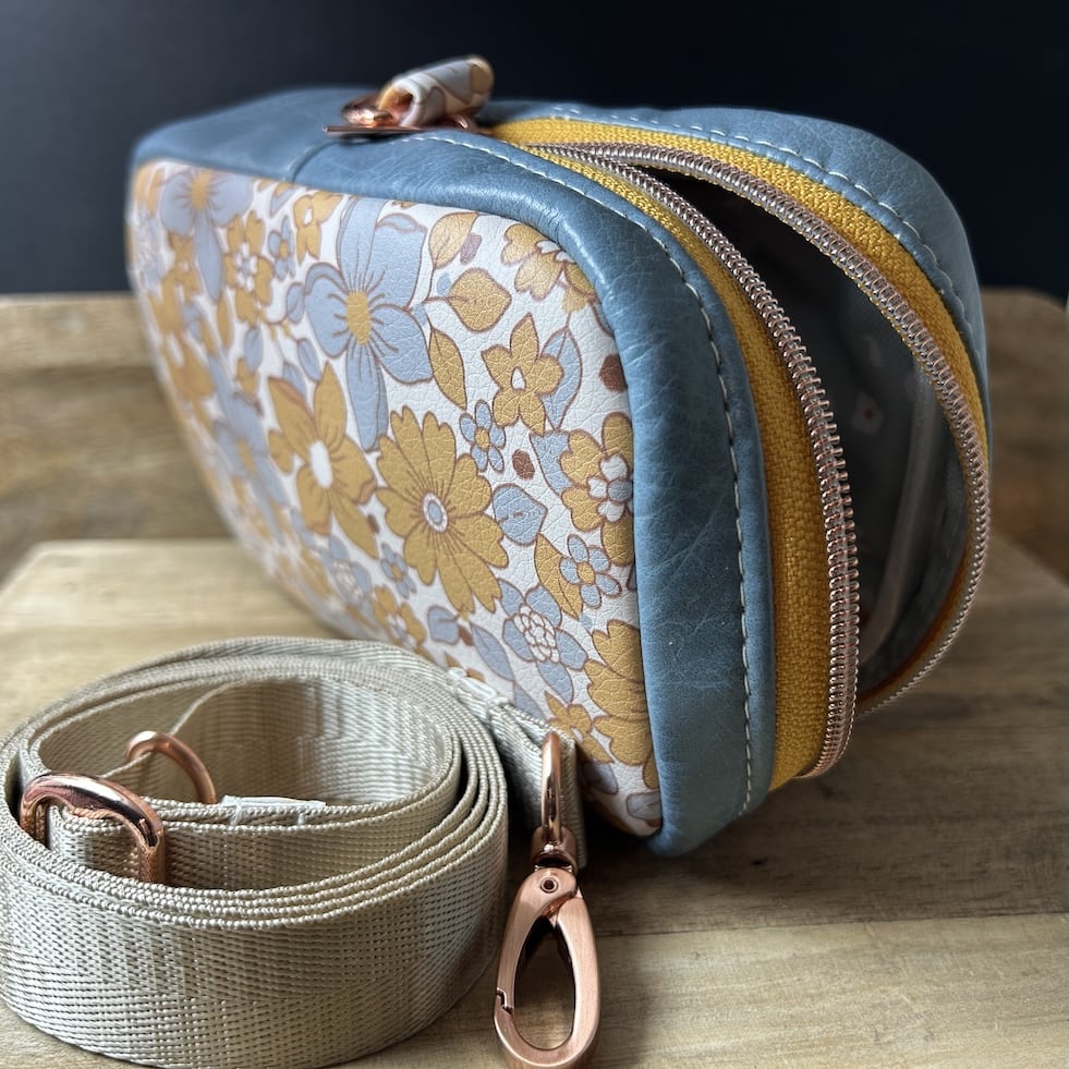 Keramikkunst aus Gießkeramik, handgefertigt in Solingen (Art.TSL-0021-KLEINE-CROSSBODY-BAG-HELBLAU-BLUMENMUSTER-3)