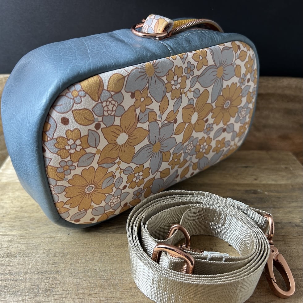 Keramikkunst aus Gießkeramik, handgefertigt in Solingen (Art.TSL-0021-KLEINE-CROSSBODY-BAG-HELBLAU-BLUMENMUSTER-4)