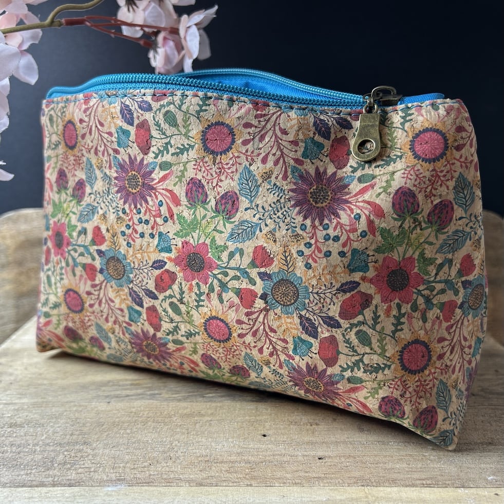 Keramikkunst aus Gießkeramik, handgefertigt in Solingen (Art.TSL-0023-KOSMETIKTASCHE-KORKSTOFF-FLORAL-TUERKIS)