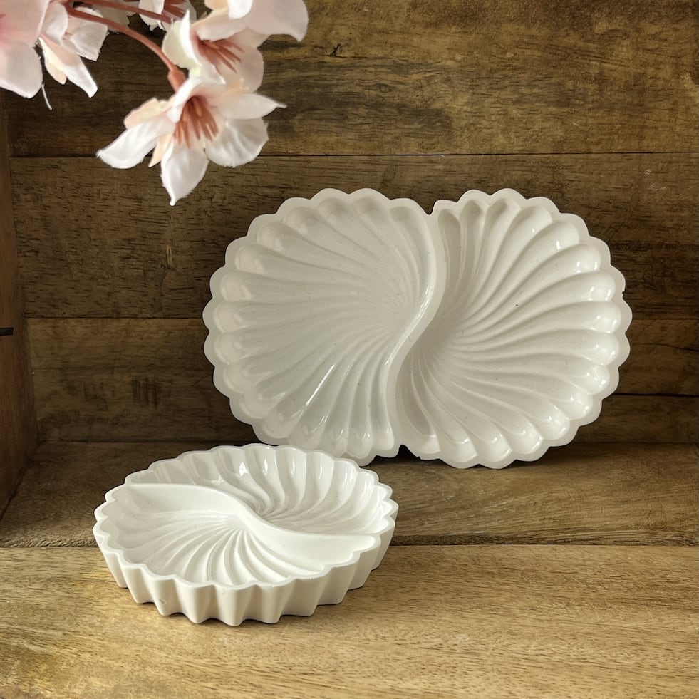 Weißes Deko-Schalen-Set mit Spiralstruktur, kleine und große Schale.